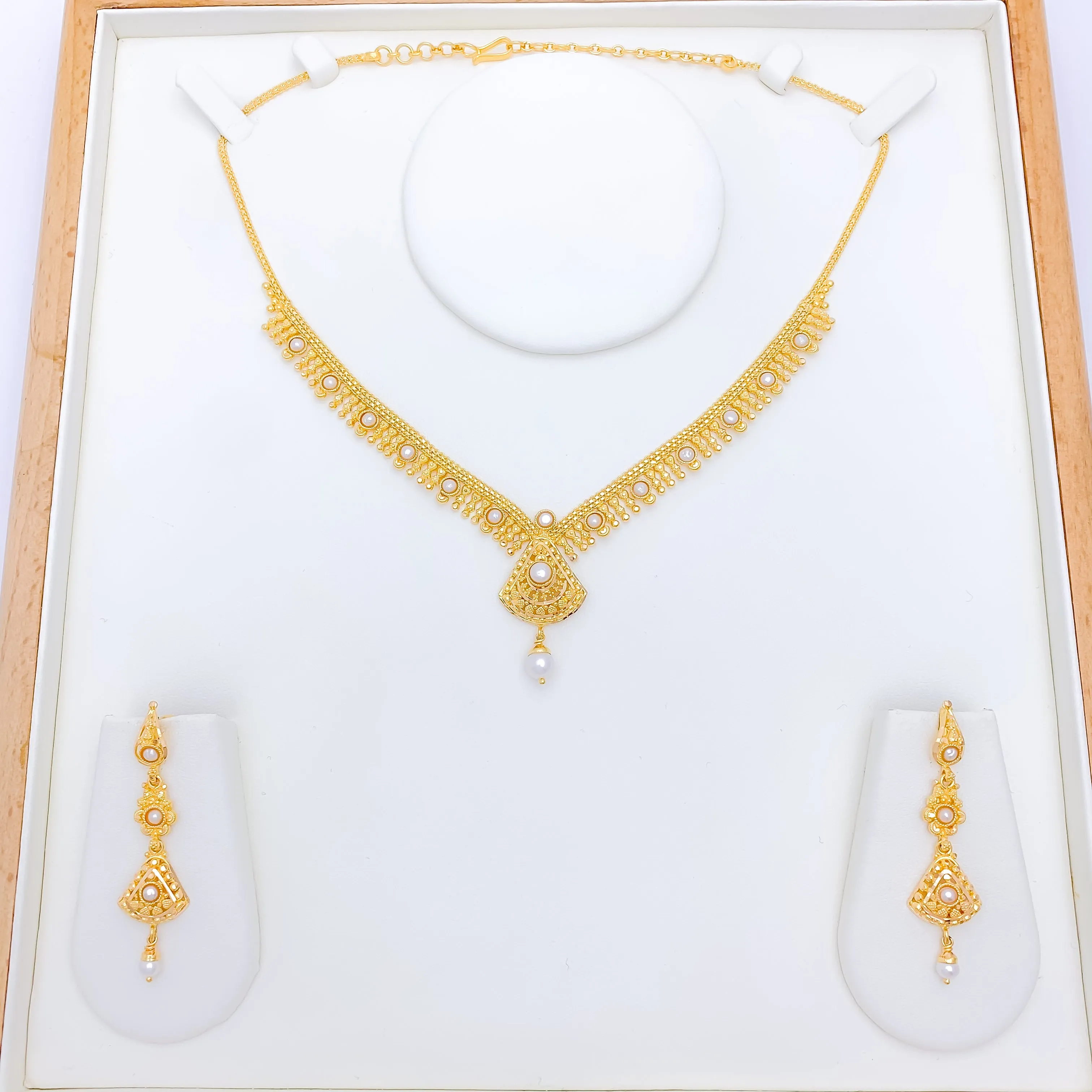 Beautiful Pearl Necklace Set