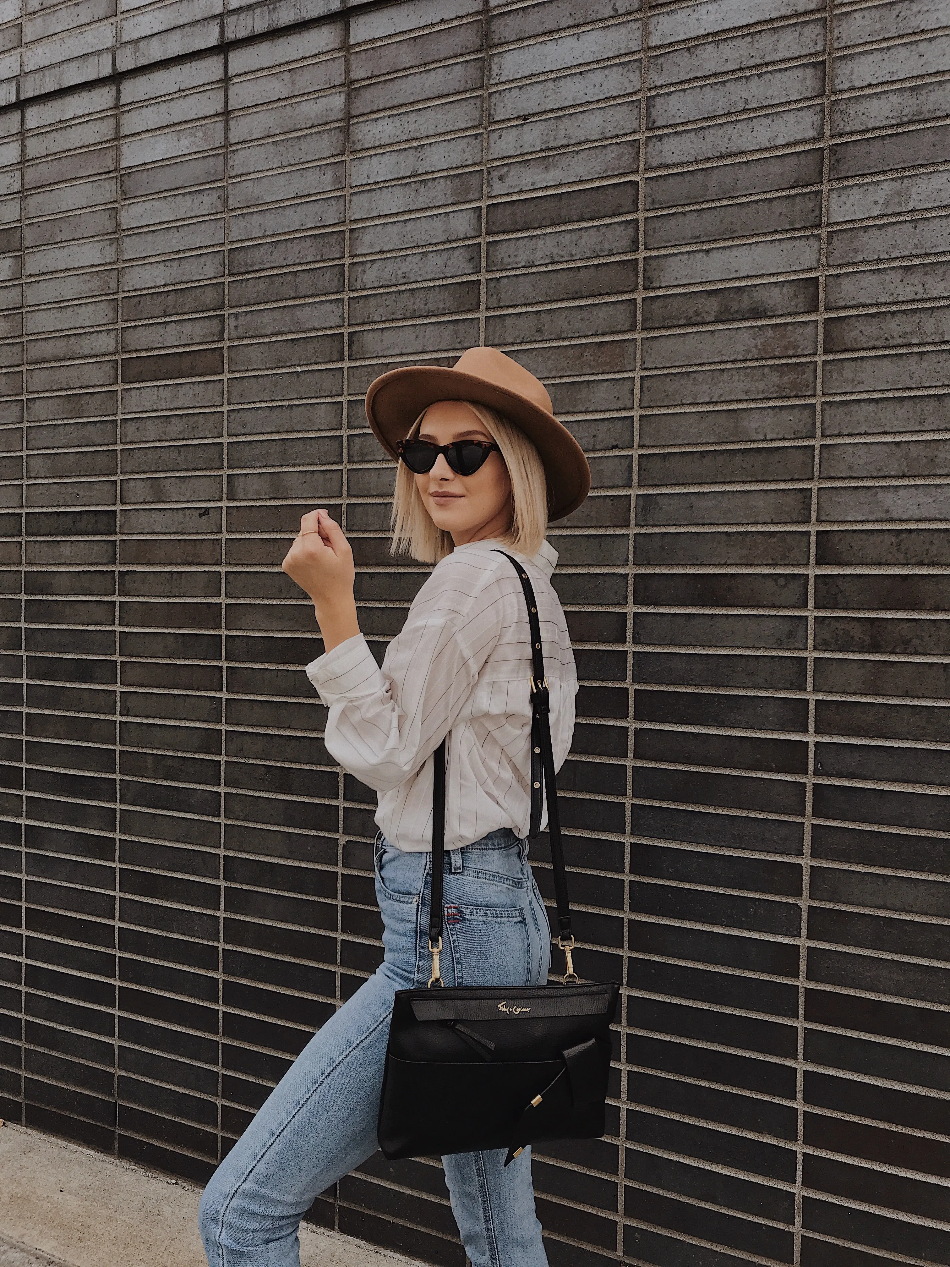 Pellie Clutch in Black